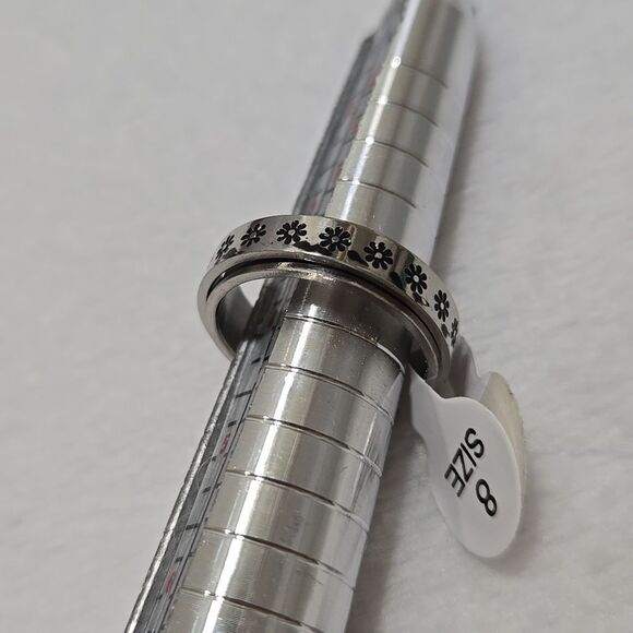 Silver Floral Pattern Ring - Picture 2 of 4